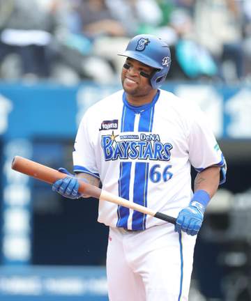 横浜スタジアムに「ビシエド！」コール 七回に代打で空振り三振 スタンドに一礼、大声援にヘルメットを掲げて応える