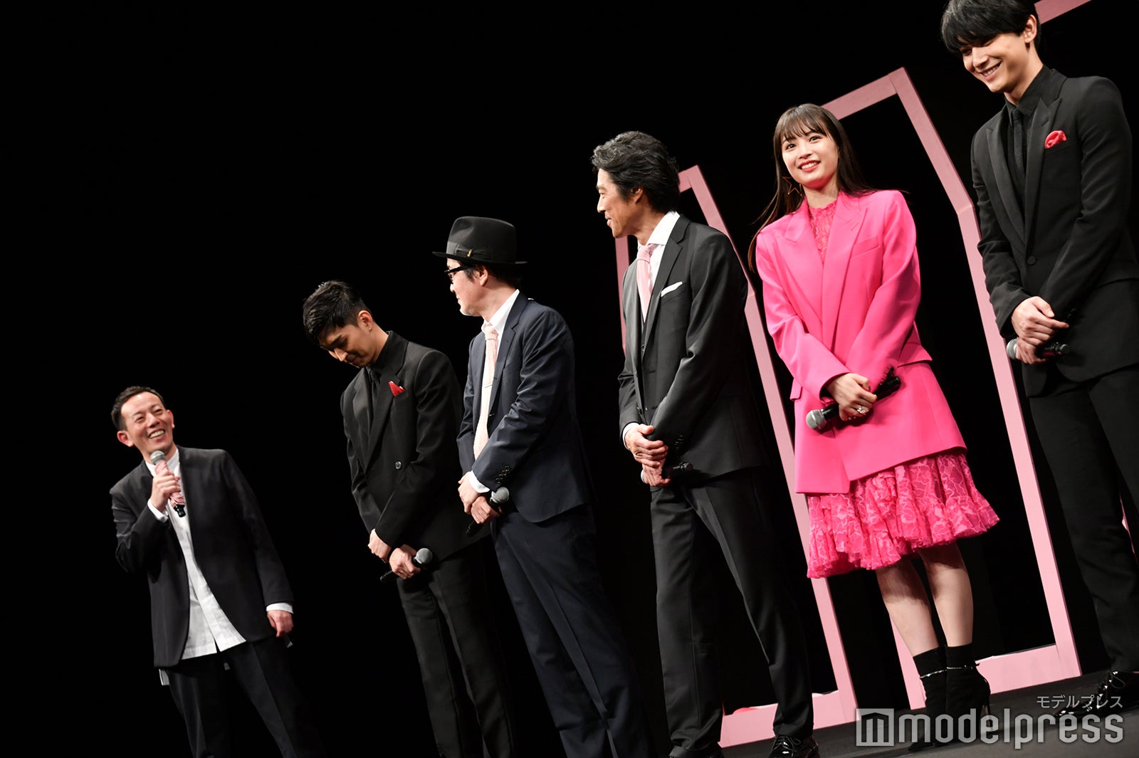 （左から）浜崎慎治監督、松田翔太、リリー・フランキー、堤真一、広瀬すず、吉沢亮 （C）モデルプレス