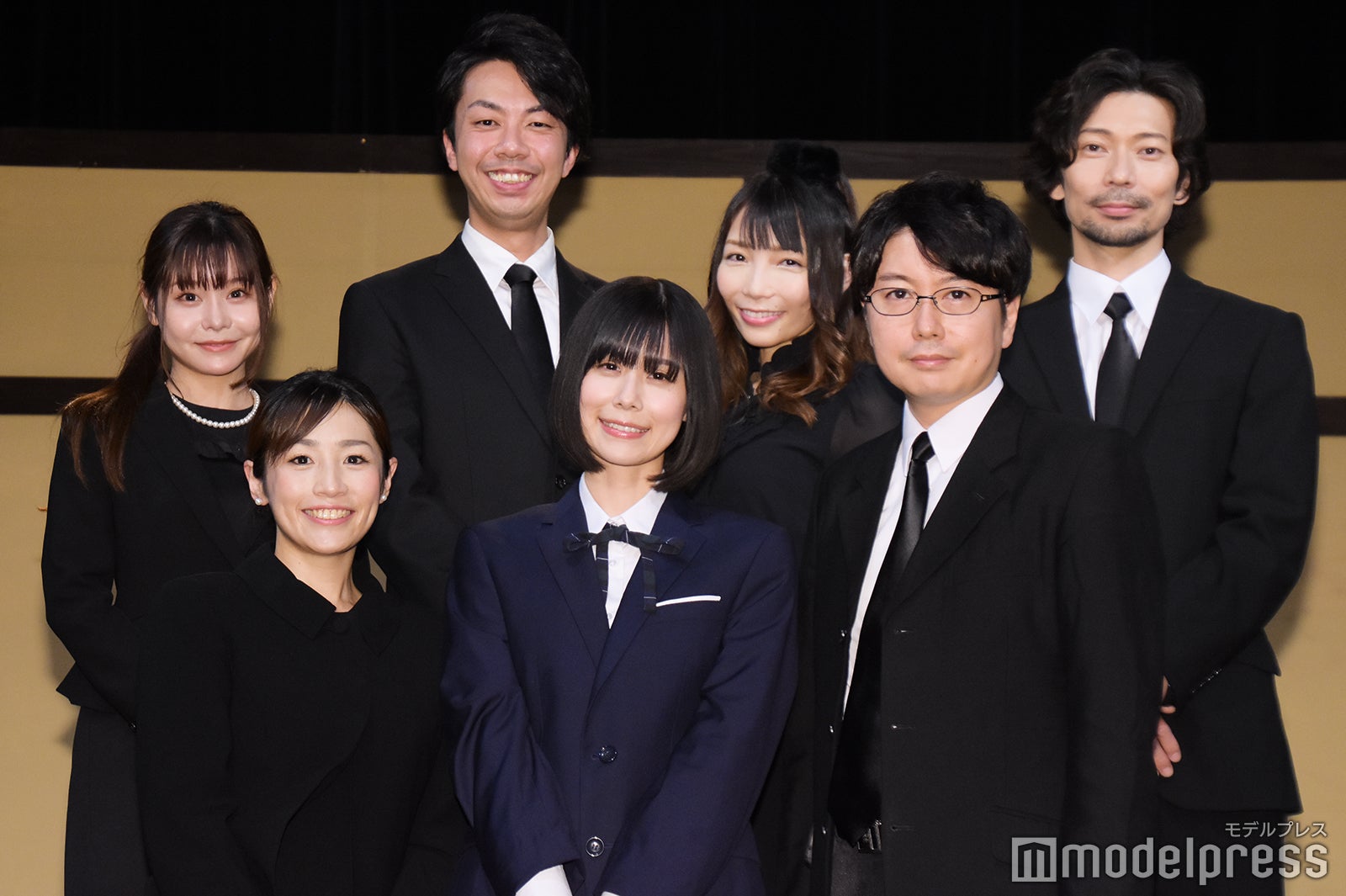前列左から：富山智帆、有村藍里、堀江一眞／後列左から：利咲、宮原翔、鈴野智子、白井サトル （C）モデルプレス