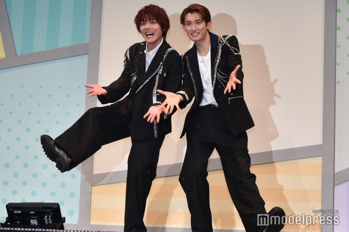 フォトセッションで毎回ポーズを変えてくれる室龍太、向井康二(C)モデルプレス