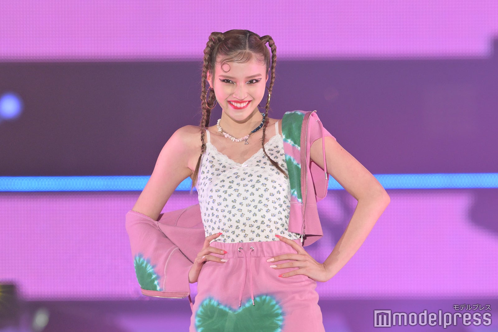 せいら、赤リップ映えるメイクで投げキス 韓国発祥“チャンモリ”が個性的＜GirlsAward 2023 S／S＞