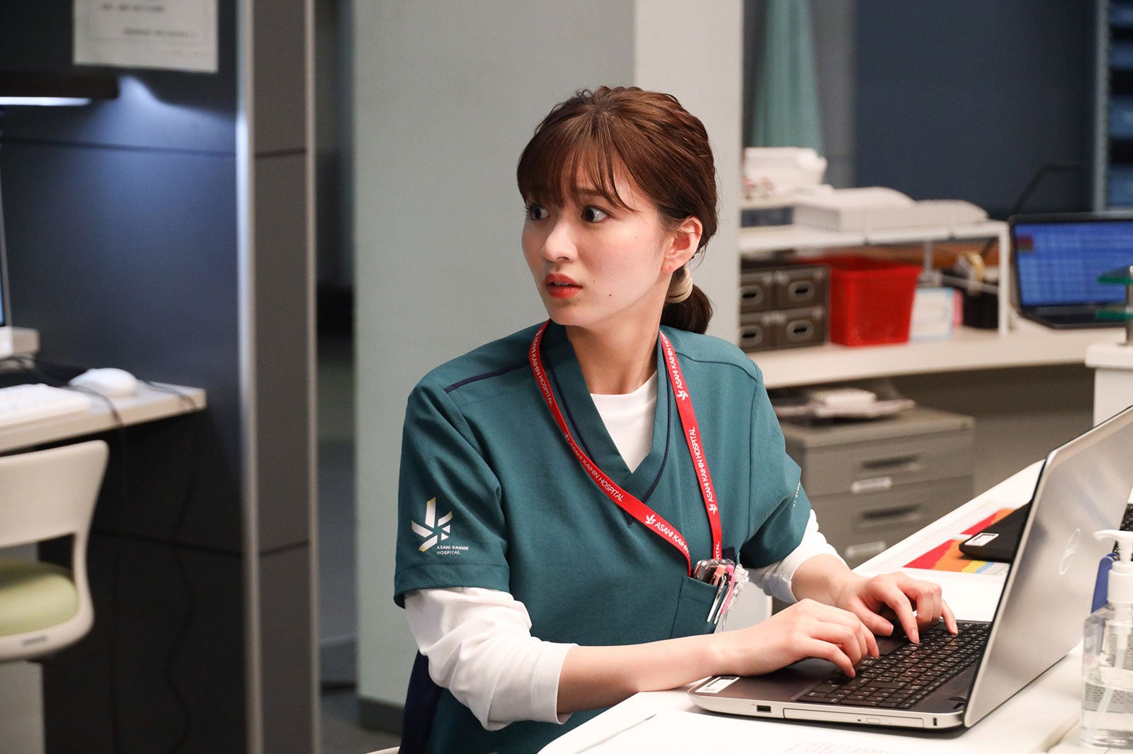 岡崎紗絵「ナイト・ドクター」より（C）フジテレビ