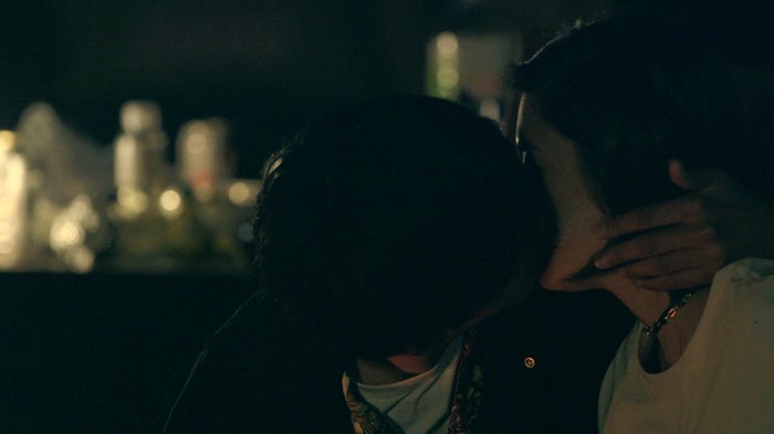 上村翔平とのキス「TERRACE HOUSE OPENING NEW DOORS」(C)フジテレビ/イースト・エンタテインメント