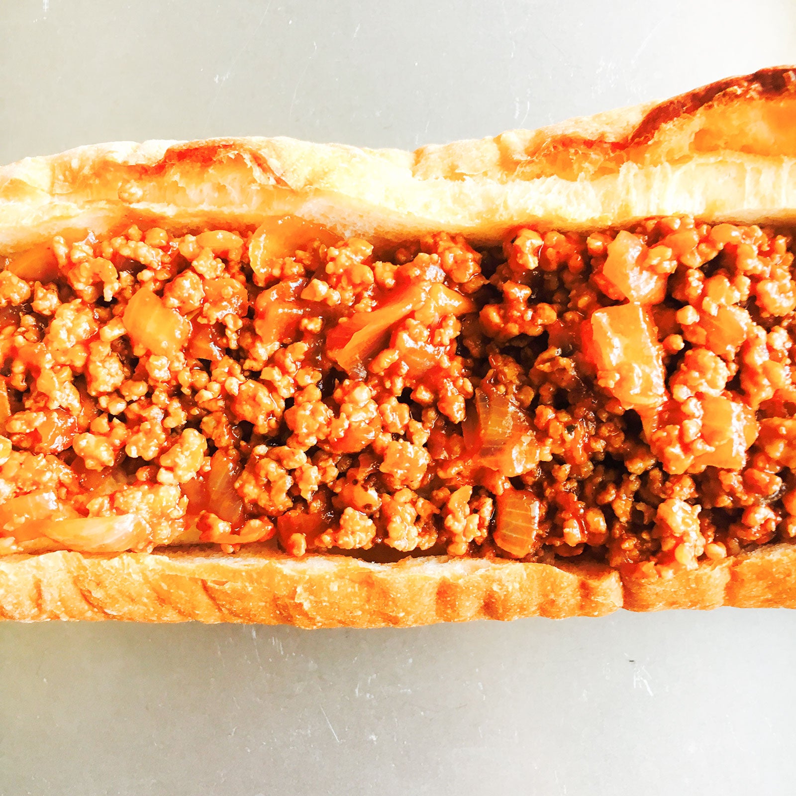 手順7：フランスパンに炒めた牛肉と玉ねぎを入れる／画像提供：柏原歩