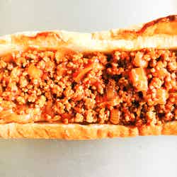 手順7：フランスパンに炒めた牛肉と玉ねぎを入れる／画像提供：柏原歩