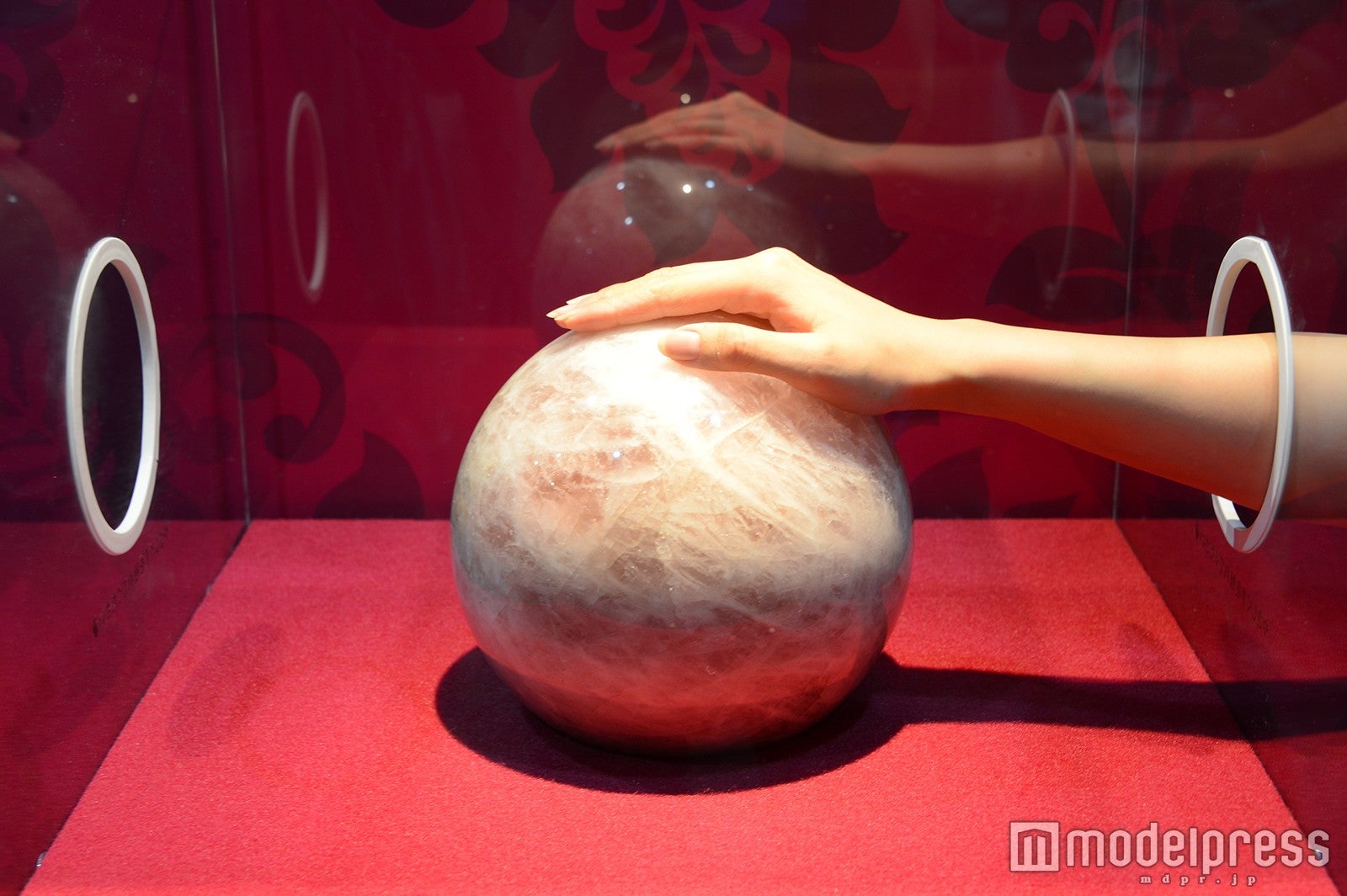 特大えん結び玉にタッチしてパワーにあやかる（C）モデルプレス