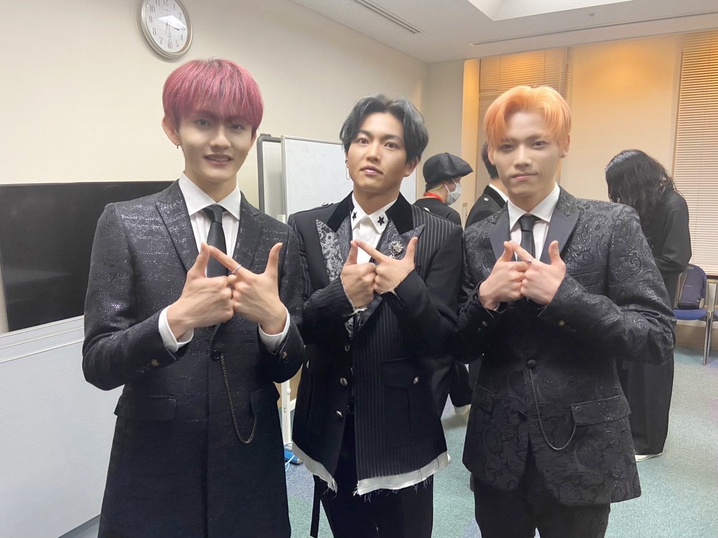 日プ2トレーナーDA PUMP・KENZO、INI木村柾哉＆田島将吾と再会で“INIポーズ”3ショット公開