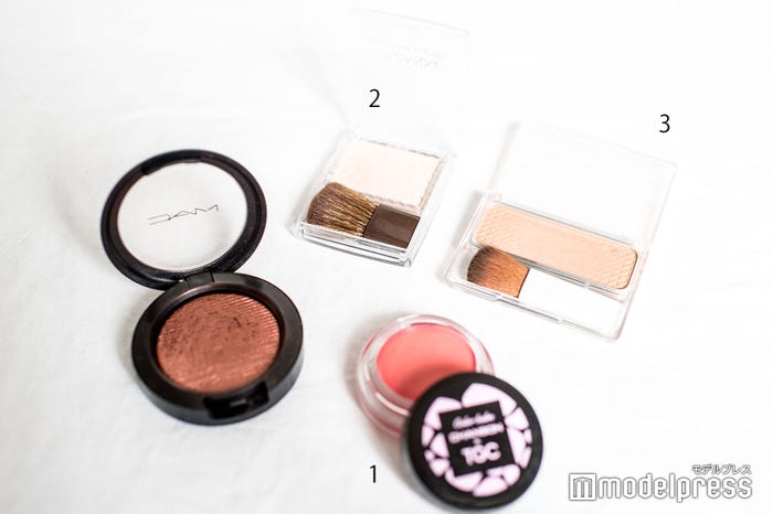 アンジェラ芽衣のメイクポーチ:ハイライト・シェーディング・チーク (C)モデルプレス