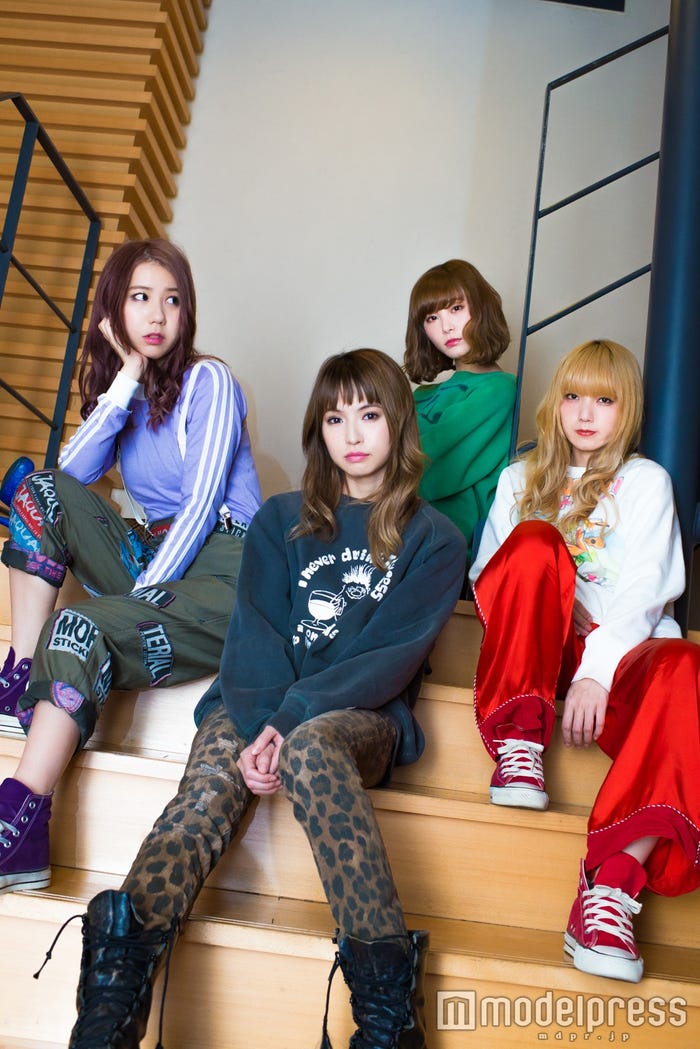 SCANDAL(左から)TOMOMI、HARUNA、RINA、MAMI(C)モデルプレス