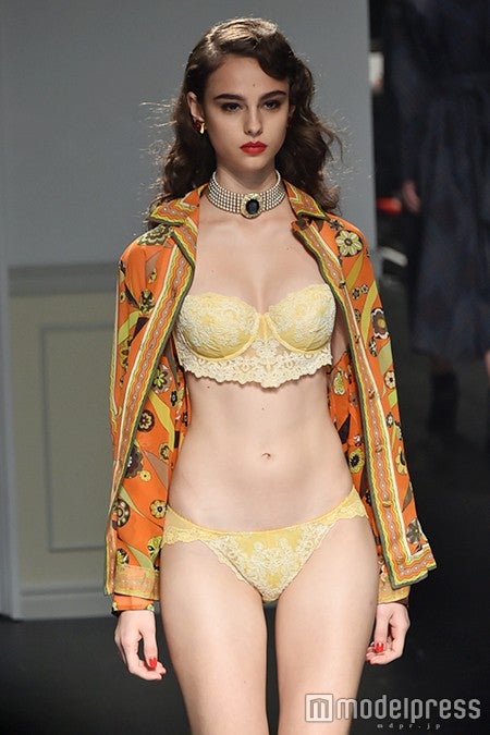 レトロなオレンジシャツ×イエローのランジェリーのコントラストが秋冬らしい色合い（C）モデルプレス