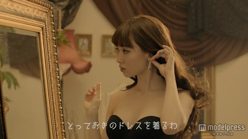 小嶋陽菜出演／ショートムービー「Red Carpet」より