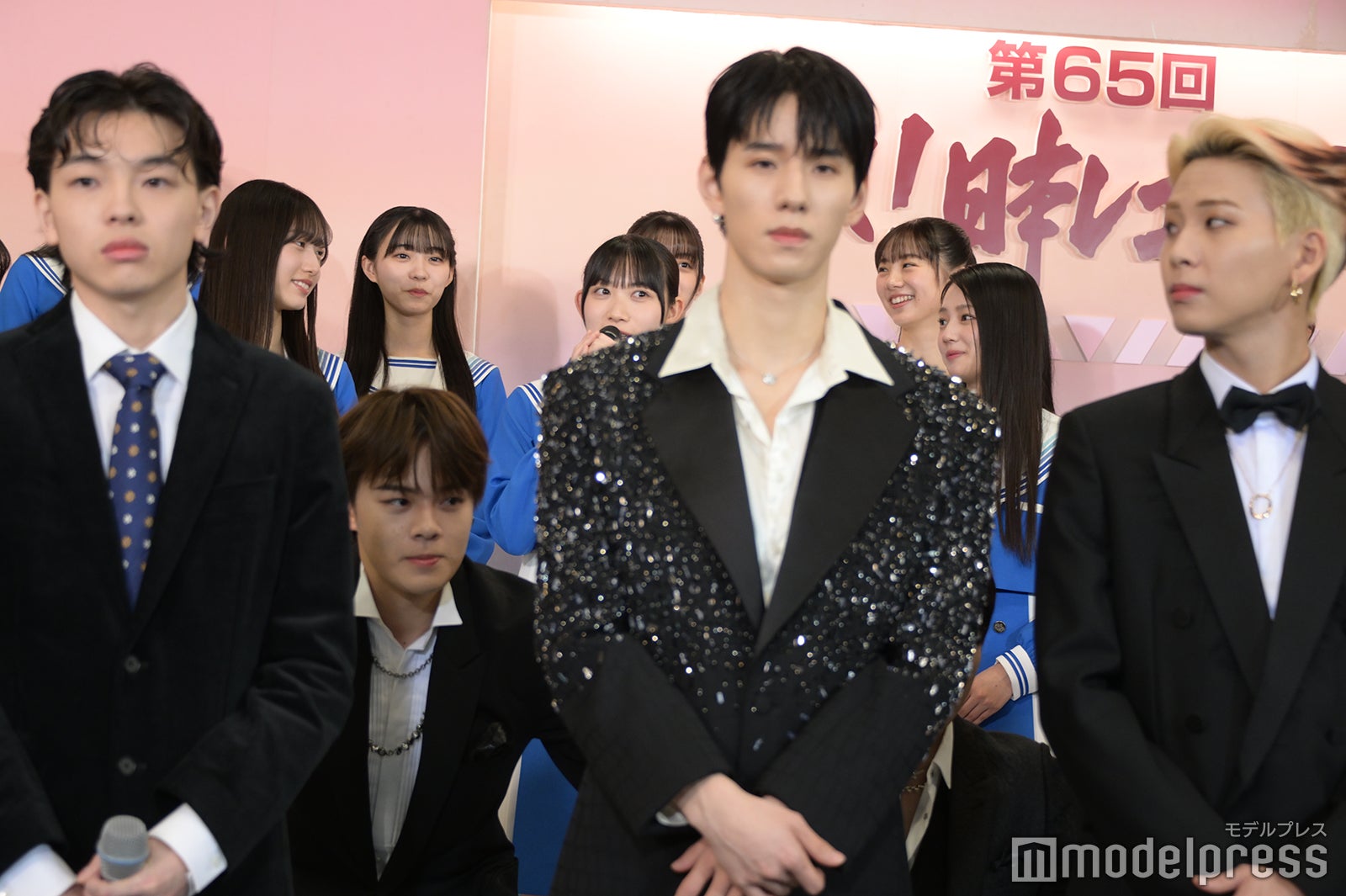 僕が見たかった青空のためにしゃがみだした鶴房汐恩ら（C）モデルプレス