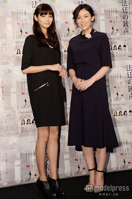（左から）新川優愛、雛形あきこ
