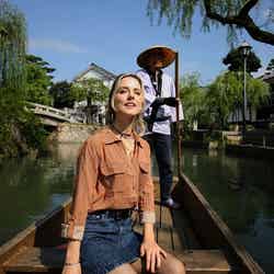 (手前)ナタリー・エモンズ(画像提供:TBS)