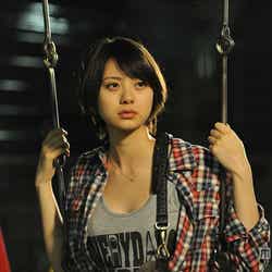 謎のアイドル“如月クミ”役の山下リオ