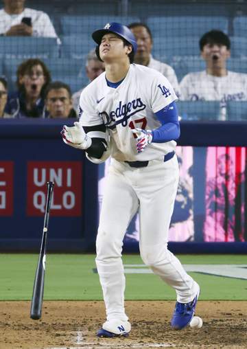 大谷翔平の死球で本拠地ファンが大ブーイング 143キロが右肘に直撃 直前の走塁でもヒヤッとする場面 八回に代打送られて途中交代 チームも大敗