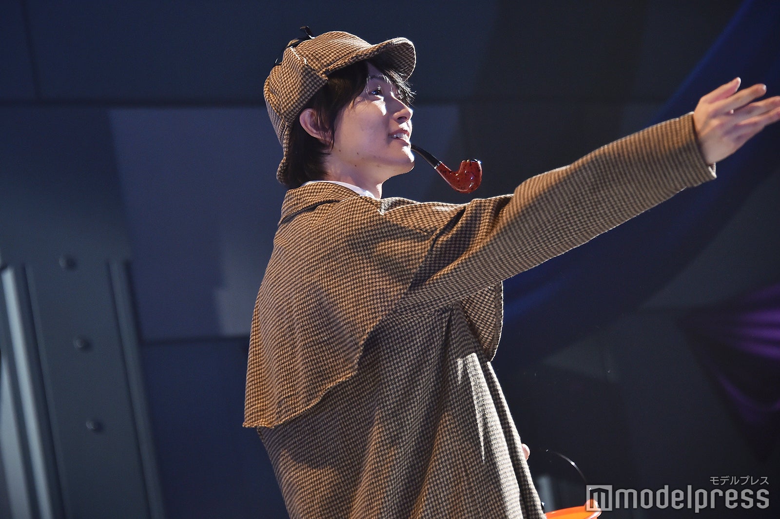 ハロウィンのお菓子をまく神木隆之介（C）モデルプレス