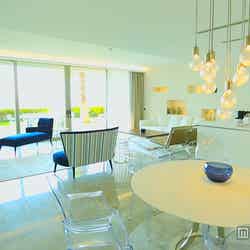 「スイスホテルリゾートボドルムビーチ」/レジデンスタイプ、ベランダからエーゲ海を見渡せるオーシャンビューの客室/画像提供:TBS