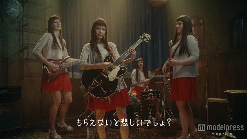 宮崎あおい、ギター片手にフィンランド語を話す／「earth music＆ecology」新CM「バンド」篇より