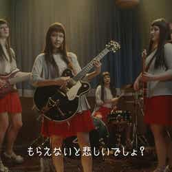 宮崎あおい、ギター片手にフィンランド語を話す/「earth music&ecology」新CM「バンド」篇より