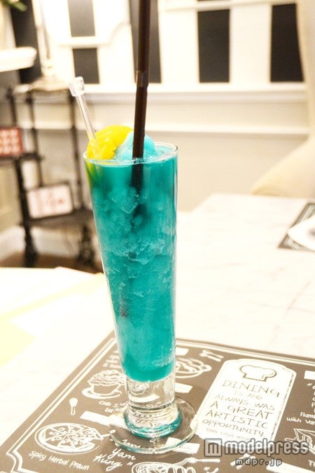 綺麗なブルーのドリンク「オードリー・オン・マイ・マインド」