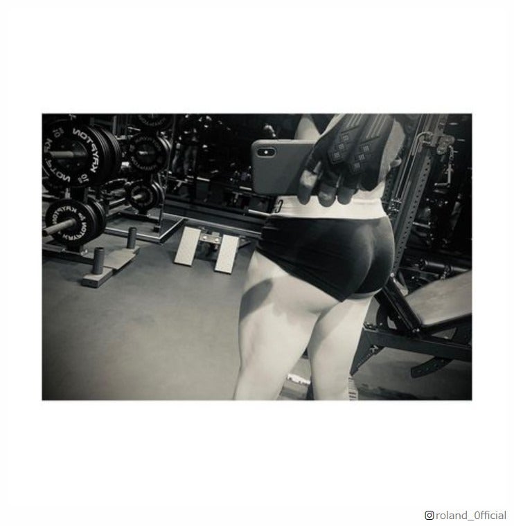 ROLANDの美尻に歓声「思わず見ちゃう」「理想のヒップライン」