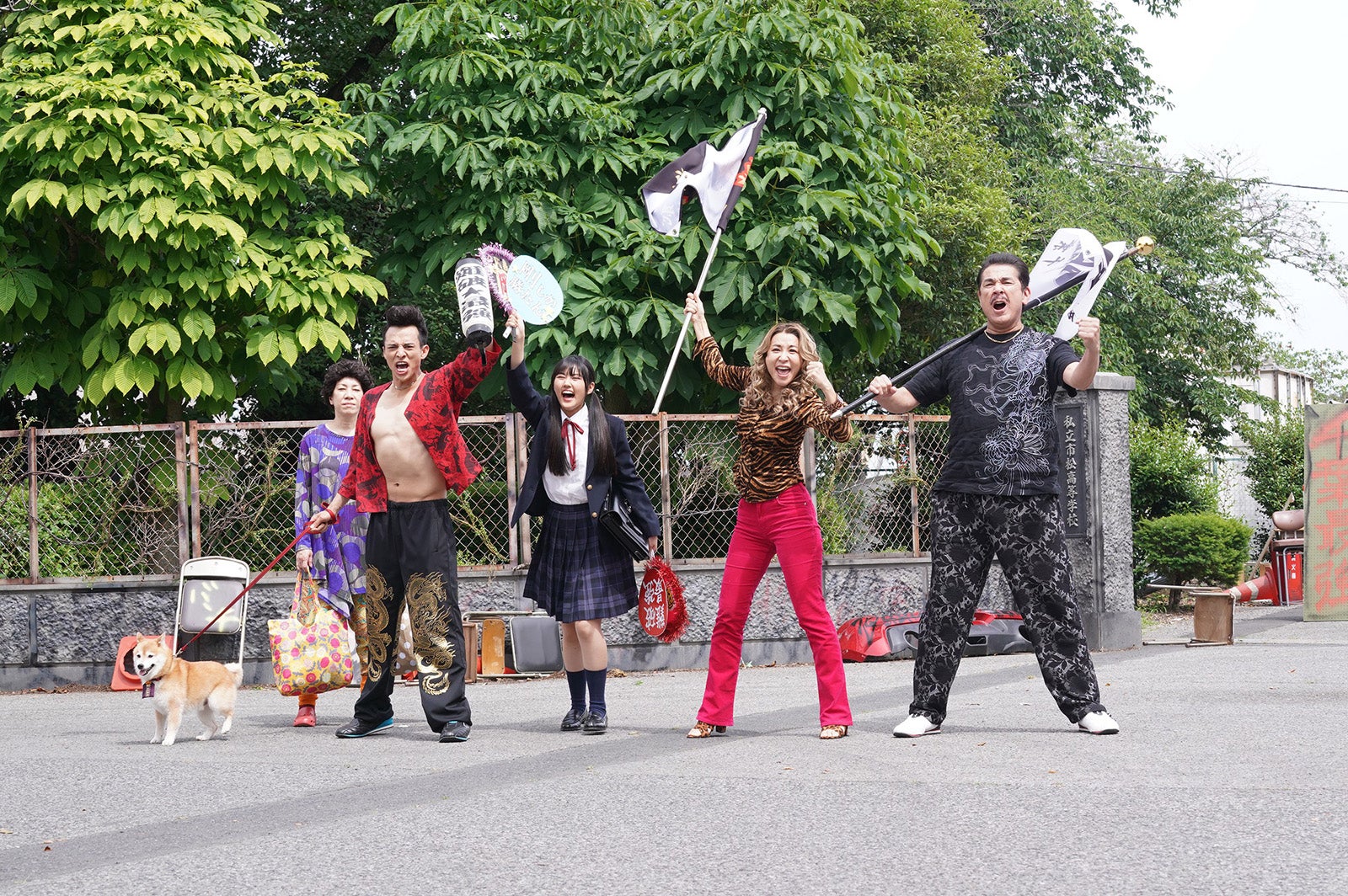 （左から）松、満島真之介、原菜乃華、鈴木紗理奈、宇梶剛士／「ナンバMG5」最終話より（C）フジテレビ