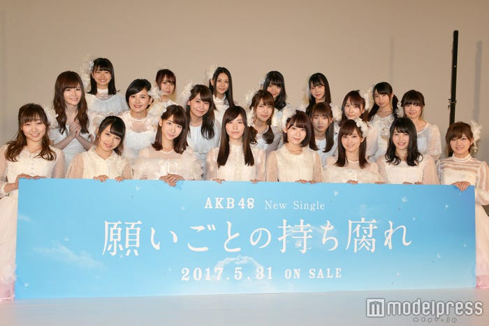 (後列左から)松岡はな、高柳明音、古畑奈和、北原里英、白間美瑠、久保怜音(中列左から)込山榛香、兒玉遥、小嶋真子、入山杏奈、木﨑ゆりあ、高橋朱里、武藤十夢(前列左から)須田亜香里、向井地美音、柏木由紀、松井珠理奈、宮脇咲良、山本彩、横山由依、岡田奈々 (C)モデルプレス