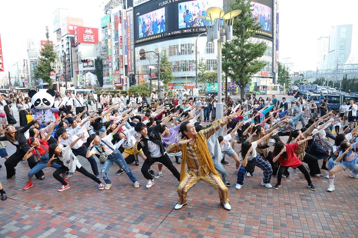 フラッシュモブの様子 (画像提供:avex)