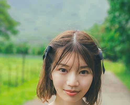 日向坂46高本彩花、美鎖骨際立つデニムキャミワンピ姿 本人お気に入りの1st写真集先行カット第7弾解禁【僕の記憶の中で】