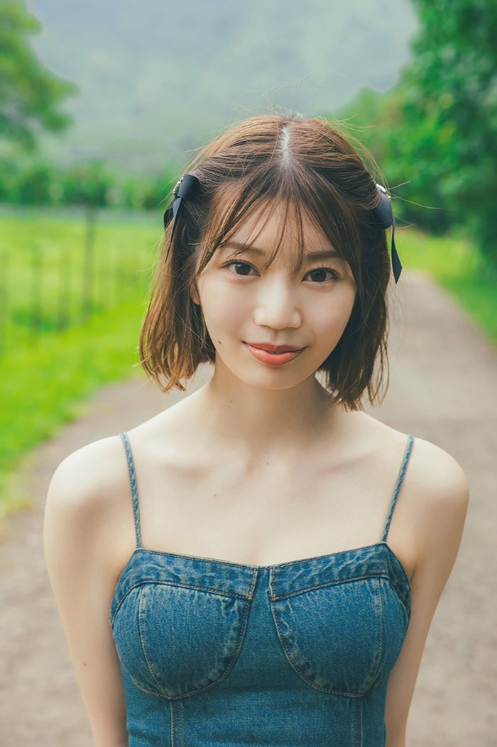 日向坂46高本彩花、美鎖骨際立つデニムキャミワンピ姿 本人お気に入りの1st写真集先行カット第7弾解禁【僕の記憶の中で】