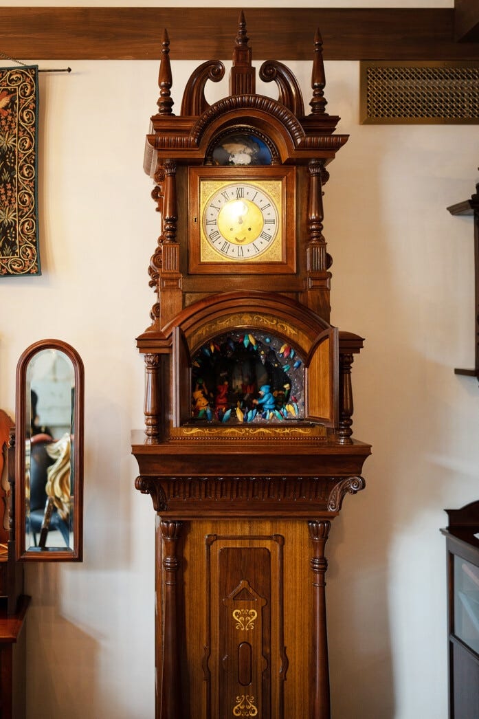 からくり時計は時間が来ると、からくりが動き始めます。ほかにもアンティーク家具がいっぱい