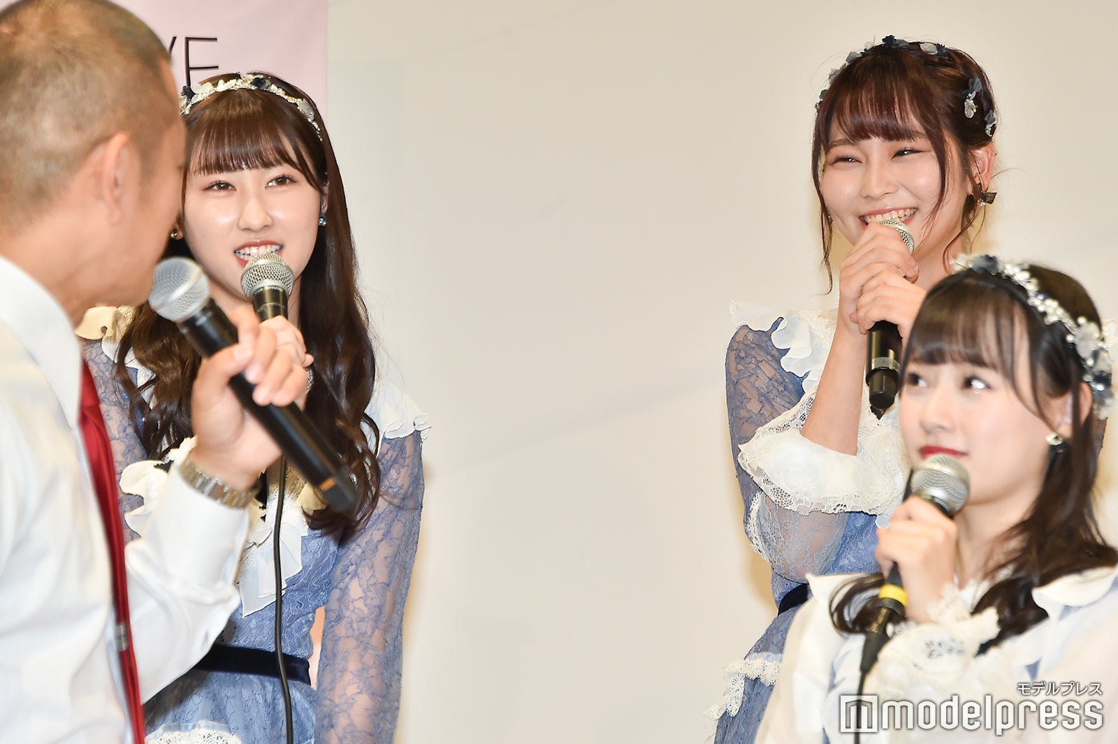 MVでデートシーンの撮影を行った山本杏奈をいじる大場花菜 （C）モデルプレス