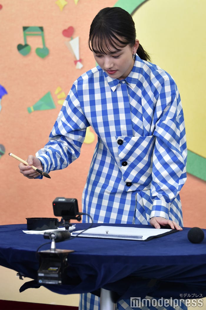 書初めを行う清原果耶(C)モデルプレス