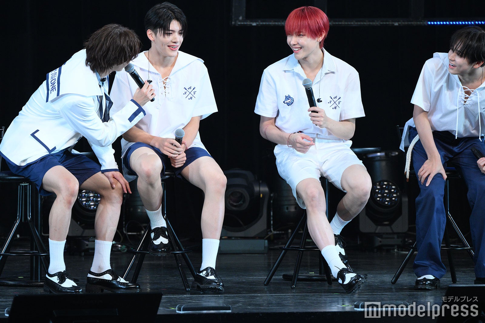 MAKI（マキ）、NICHOLAS（ニコラス）を挟み見つめ合うK（ケイ）、TAKI（タキ）（C）モデルプレス