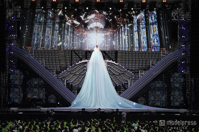 「大島優子卒業コンサート in 味の素スタジアム ~6月8日の降水確率56%(5月16日現在)、てるてる坊主は本当に効果があるのか?~」(C)AKS