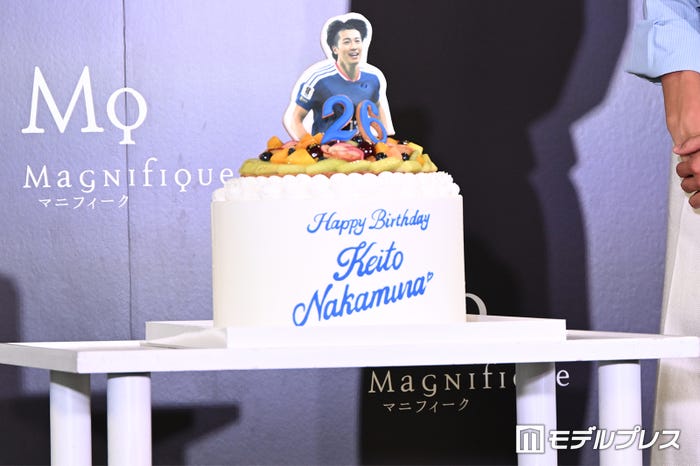 中村敬斗選手へのバースデーケーキ(C)モデルプレス