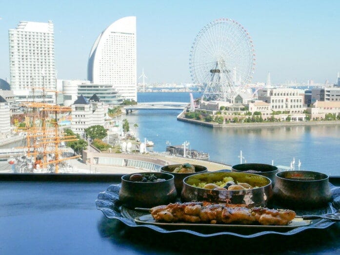 「CARVAAN Bay Yokohama」の窓際カウンター席からはみなとみらいの絶景がのぞめます（2022年11月8日撮影）