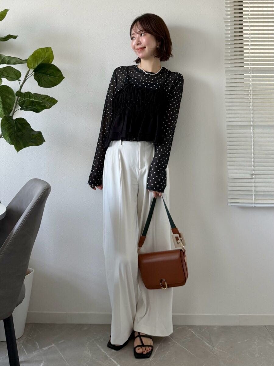 黒ドット柄シアーTと白パンツの華やかコーデ 黒ドット柄シアーTと白パンツの華やかコーデ