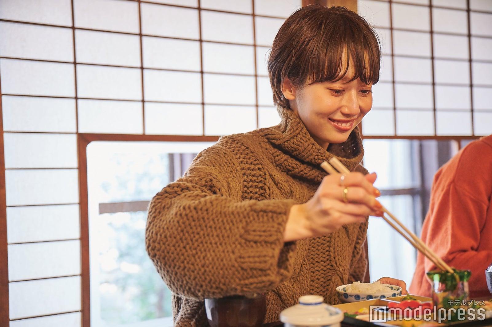 美味しい料理ばかりで、お箸が止まりません。（C）モデルプレス