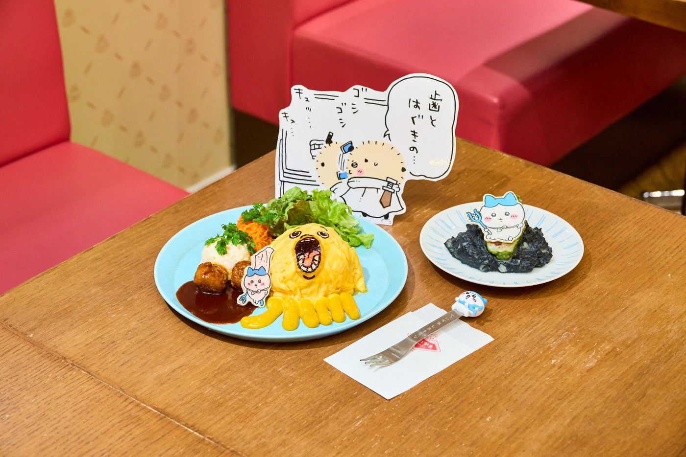 ハチワレ討伐成功！ドライカレーオムライス1,980円、ハチワレのピーマンの肉詰め880円（C）nagano