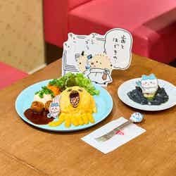 ハチワレ討伐成功!ドライカレーオムライス1,980円、ハチワレのピーマンの肉詰め880円(C)nagano