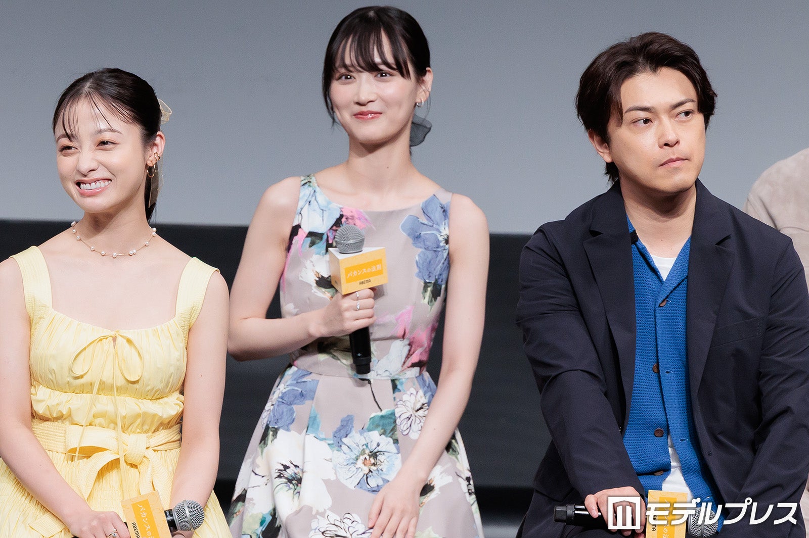 （左から）橋本環奈、山下美月、勝地涼（C）モデルプレス