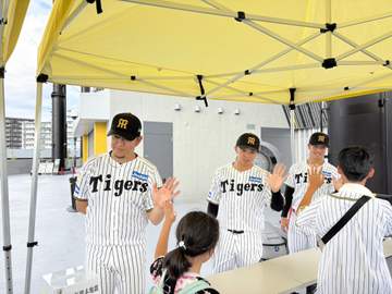 阪神 熊本出身の岩貞、島田、百崎が「令和8年熊本地震」募金活動に参加 岩貞「必死に戦う姿を見せていく」