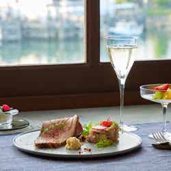 窓越しに望む景色と料理(イメージ)/画像提供:ユニバーサル・スタジオ・ジャパン