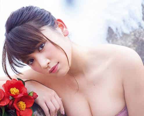 久松郁実、豊満バスト×火照った肌がSEXY ビキニ&浴衣で“冬デート”