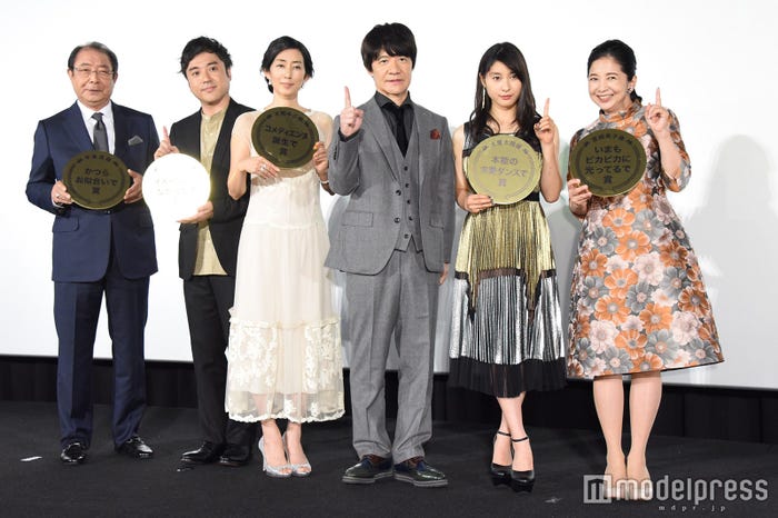 「金メダル男」初日舞台挨拶の様子(左から)平泉成、ムロツヨシ、木村多江、内村光良、土屋太鳳、宮崎美子(C)モデルプレス