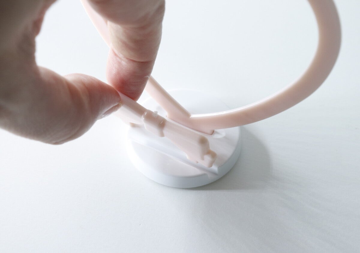100均に2WAYで使えるタイプ出た！「ずっと持て余してた…」アレを可愛く飾れるスタンド