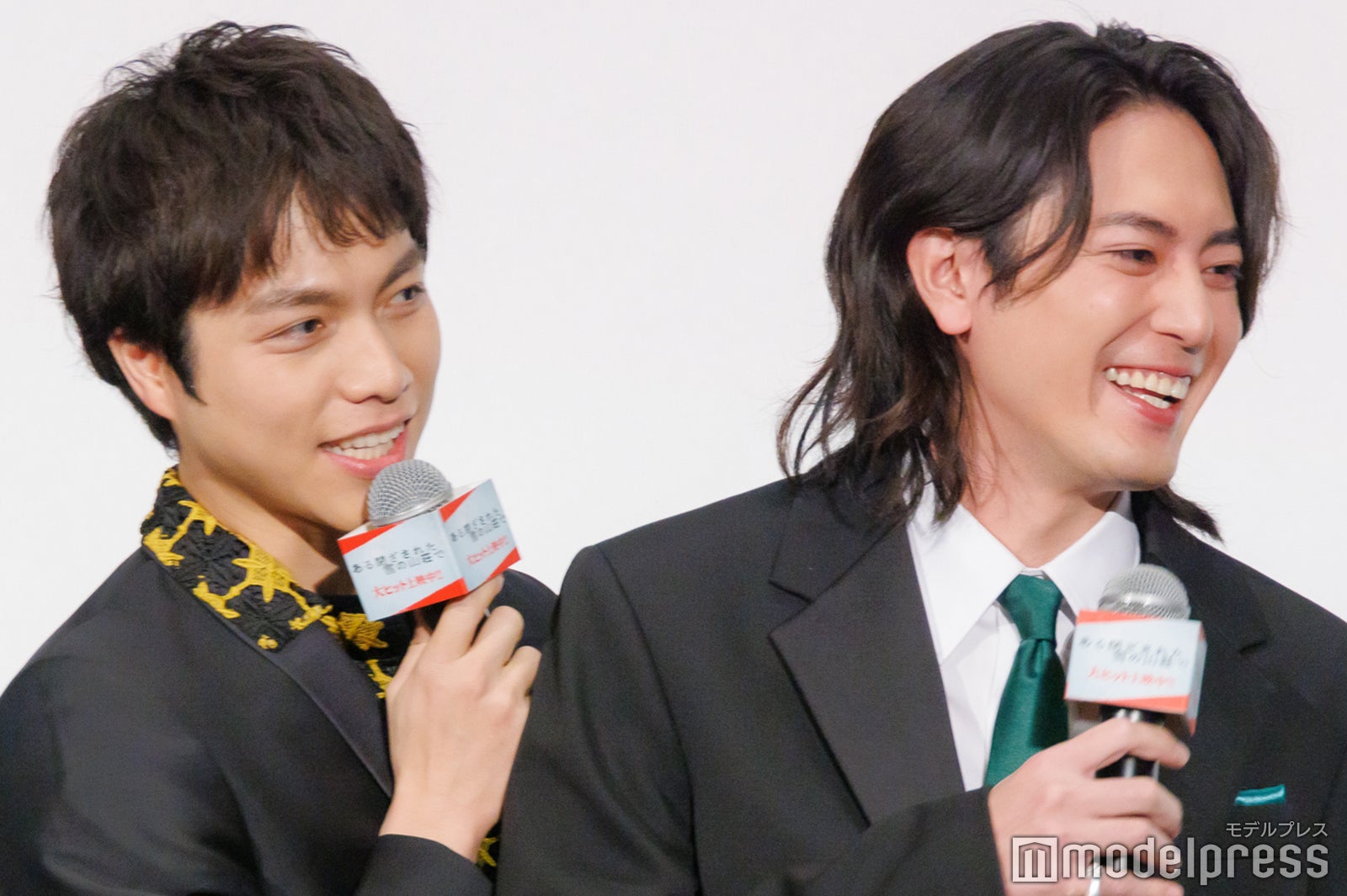 間宮祥太朗の後ろに隠れる重岡大毅（C）モデルプレス