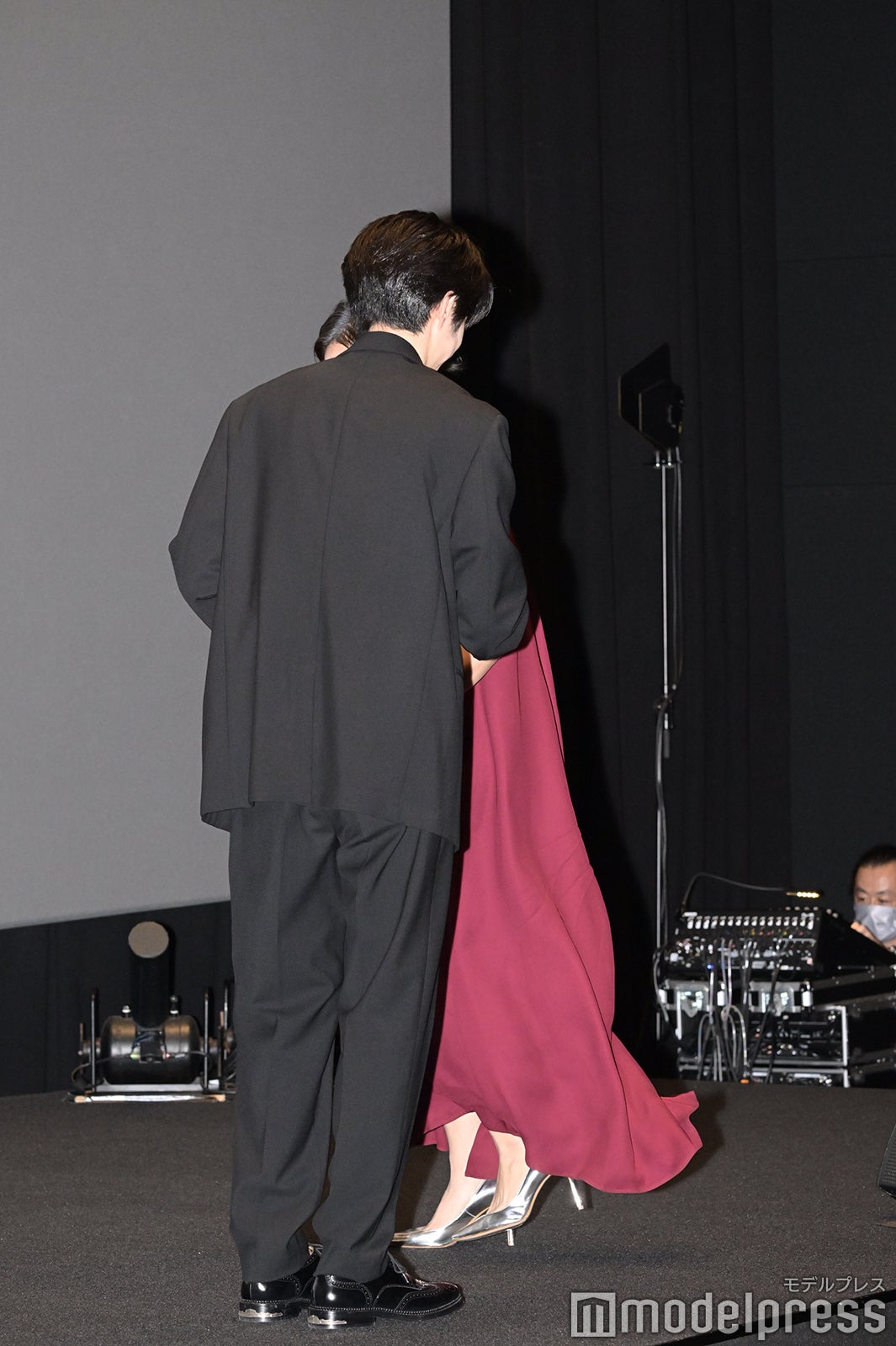 戸田菜穂をエスコートする鈴鹿央士（C）モデルプレス